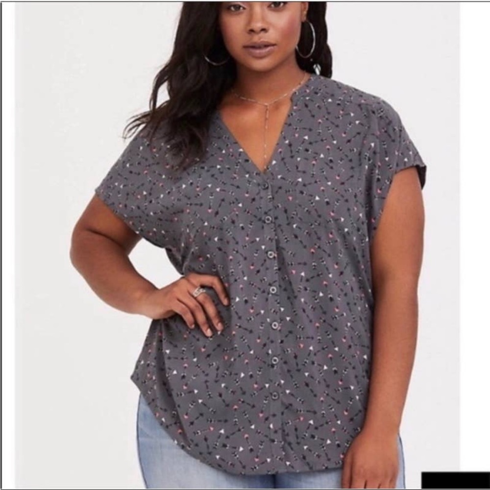 Torrid Abbey Grey Arrow Georgette Button Back Blouse Size 2X